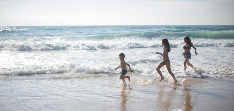  Famille à la plage