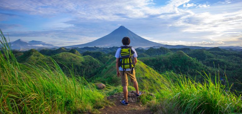Voyager seul avec sac à dos aux quatre coins du monde