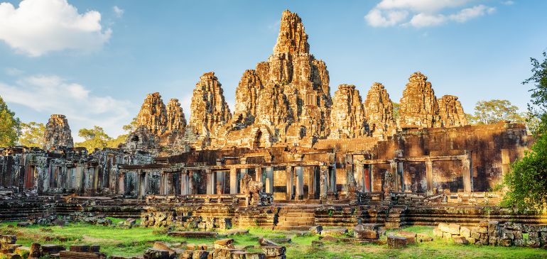 Vue principale de l’ancien temple Bayon à Angkor Thom, Cambodge