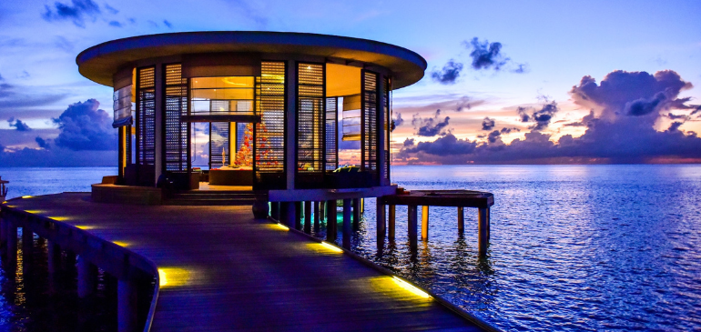 couché de soleil sur pilotis, Maldives