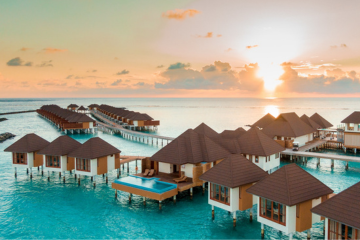 Bungalows sur pilotis au Maldives, Asie du Sud